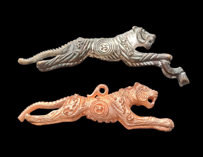 เคาะแรกแดง...เสือยันต์กลับ รุ่น ๖ + รุ่น ๗...พิมพ์เล็ก ๒ ตัว ...หลวงปู่แย้ม วัดตะเคียน จ.นนทบุรี