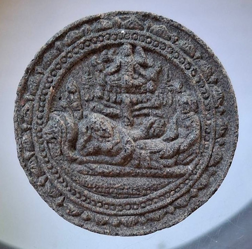 พระผงทับหลังนารายณ์บรรทมศิลป์ ปราสาทหินพนมรุ้ง จ.บุรีรัมย์ เนื้อผงใบลาน