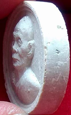 *รูปเหมือนจันทร์ลอยเนื้อผง หลวงพ่อเพี้ยน วัดเกริ่นกฐิน ลพบุรี แจกทาน ปี๒๕๔๙*