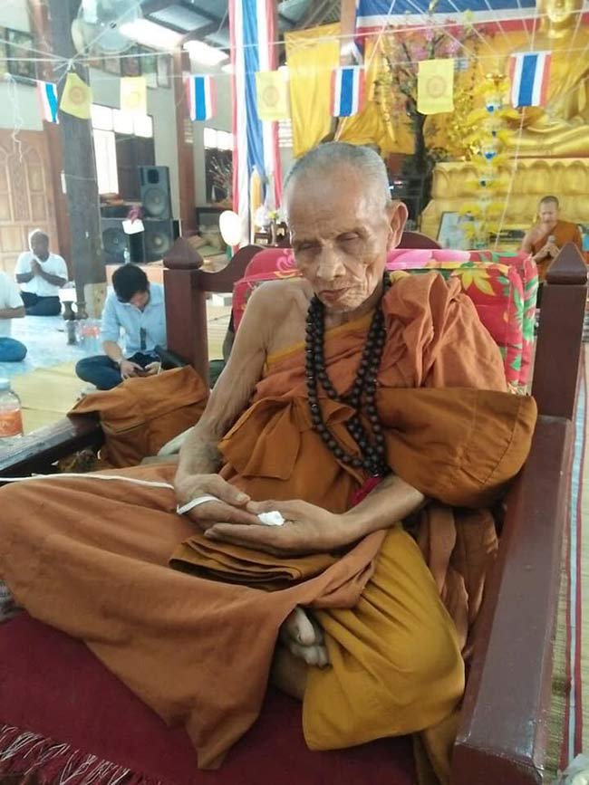 เหรียญรุ่นเจริญพร(บน) หลวงปู่ฉลอง กิตติภัทโธ วัดบ้านนาสนวนพัฒนา สุรินทร์ ปี 2560 ทีเดียว 2 องค์