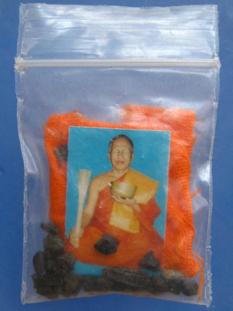 รูปถ่าย+จีวร+หิน หลวงพ่ออุทัย วัดเกาะตาพุด จ.ราชบุรี