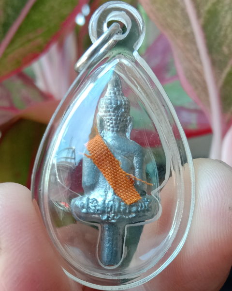 หลวงพ่อคูณ"รุ่น5ท้ายิง"เนื้อตะกั่วเถื่อนปี40ติดจีวรเลี่ยมพร้อมใช้ รับประกันแท้