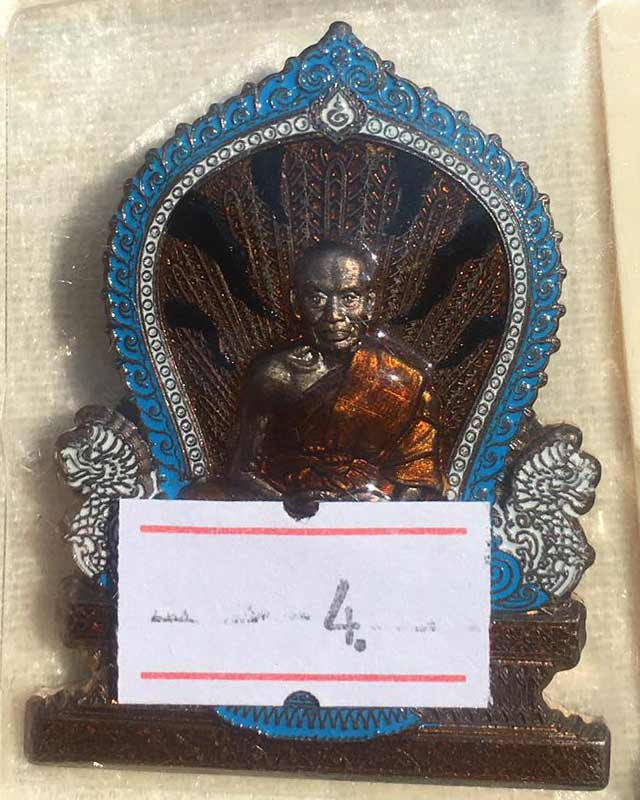 หลวงพ่อพัฒน์ ปุญฺญกาโม วัดห้วยด้วน จ.นครสวรรค์ รุ่น พัฒน์แสนล้าน แววนกยูง เนื้อนวะ