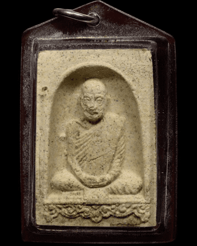 พระผงกำแพงแสน หลวงปู่ดุลย์ เนื้อผงรูปเหมือน รุ่นแรก ปี2522 วัดบูรพาราม จ.สุรินทร์ เลี่ยมกันน้ำ