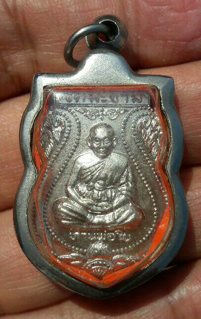 เหรียญเจริญลาภ หลวงพ่อใย วัดมะขาม จ.จันทบุรี อายุ 90 ปี พ.ศ.2535 กะไหล่เงิน พร้อมกรอบ เคาะเดียว