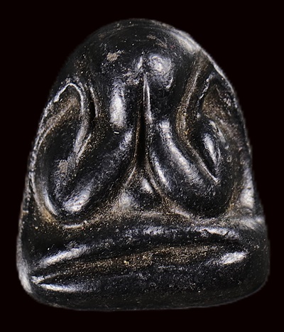 พระปิดตา หลังแบบ เนื้อผงคลุกลัก ไม่ทราบที่ครับ