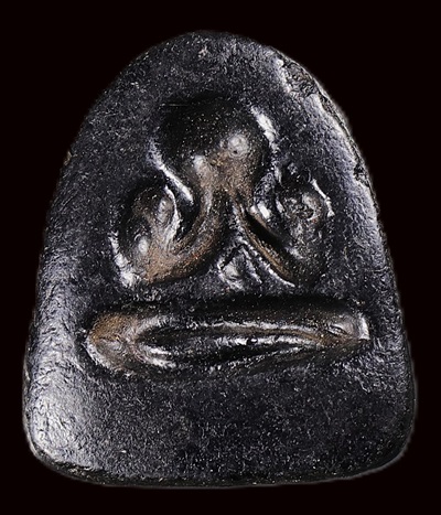 พระปิดตา หลังแบบ เนื้อผงคลุกลัก ไม่ทราบที่ครับ