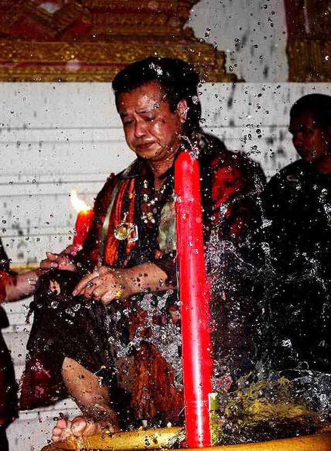 เหรียญมหายันต์ครูบาศรีวิชัย อาจารย์หม่อม นิรนาม ไตรภูมิ 