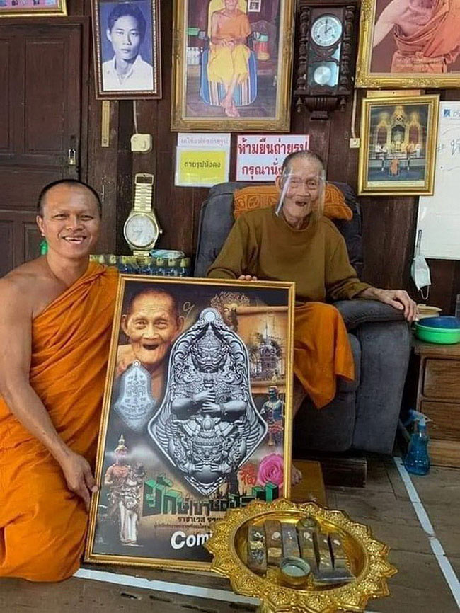 เหรียญหล่อยักษ์เขาช่องลม หลวงปู่ฮก บูรณะปฏิสังขรณ์ วัดเขาช่องลม จ.ชลบุรี ปี65 เนื้อสัมฤทธิ์ รักแดง