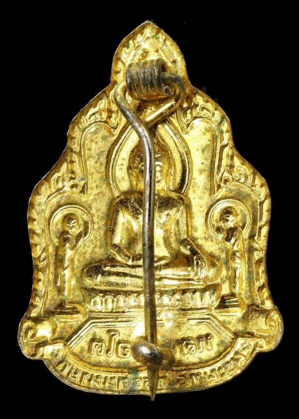 เข็มกลัดลงยาพระพุทธไตรรัตนนายก