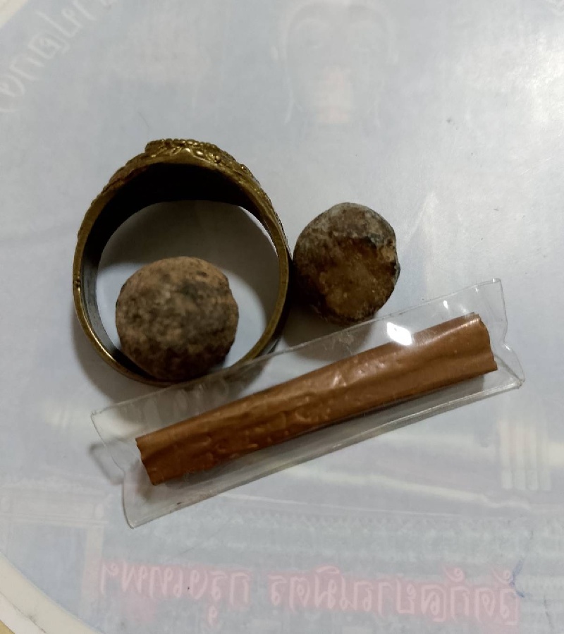 เครื่องราง 5 รายการ - สติ๊กเกอร์ติดรถฯ ซำปอกง, แหวนพระ, ตะกรุดทองแดง, ลูกอม (2)
