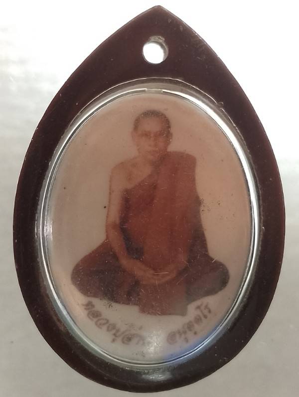 ล๊อกเก็ตหลวงพ่อส่าน อนุตฺตโร สำนักสงฆ์ภูคำเดือย อ.ชานุมาน อำนาจเจริญ ติดจีวร  เลี่ยมพลาสติก 