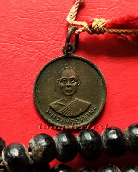 ประคำผงว่านเกสร108 รุ่นแรก หลวงพ่ออุตตมะ วัดวังก์วิเวการาม จ.กาญจนบุรี มีเหรียญห้อยปลายประคำด้วยค่ะ