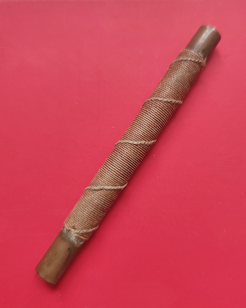 ตะกรุดโทนหลวงปู่สุข  วัดโพธิ์ทรายทอง จ.บุรีรัมย์ เนื้อฝาบาตร เชือกเดิม 