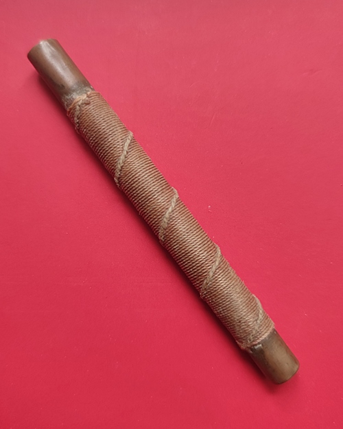 ตะกรุดโทนหลวงปู่สุข  วัดโพธิ์ทรายทอง จ.บุรีรัมย์ เนื้อฝาบาตร เชือกเดิม 