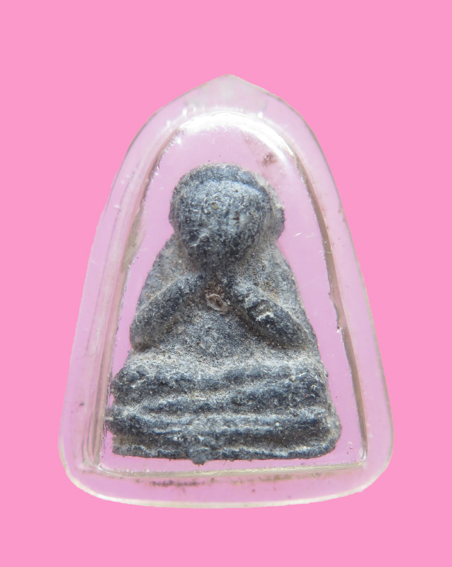 พระปิดตา เนื้อดำ เลี่ยมเก่า