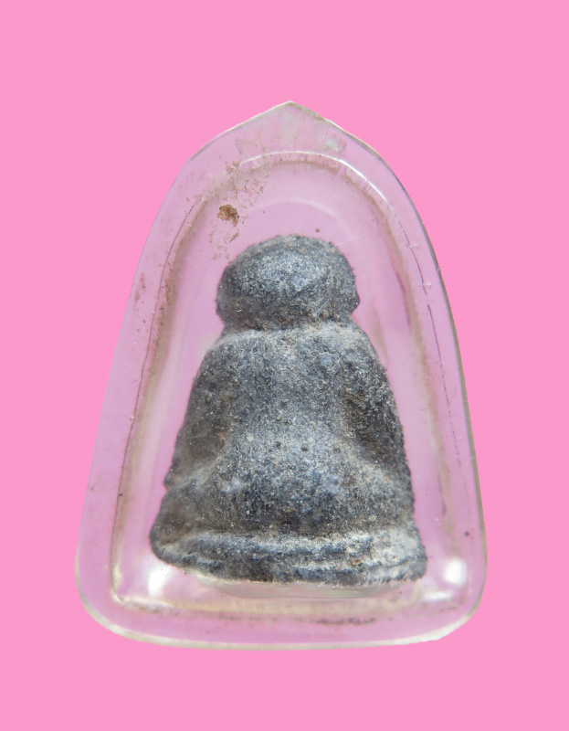 พระปิดตา เนื้อดำ เลี่ยมเก่า