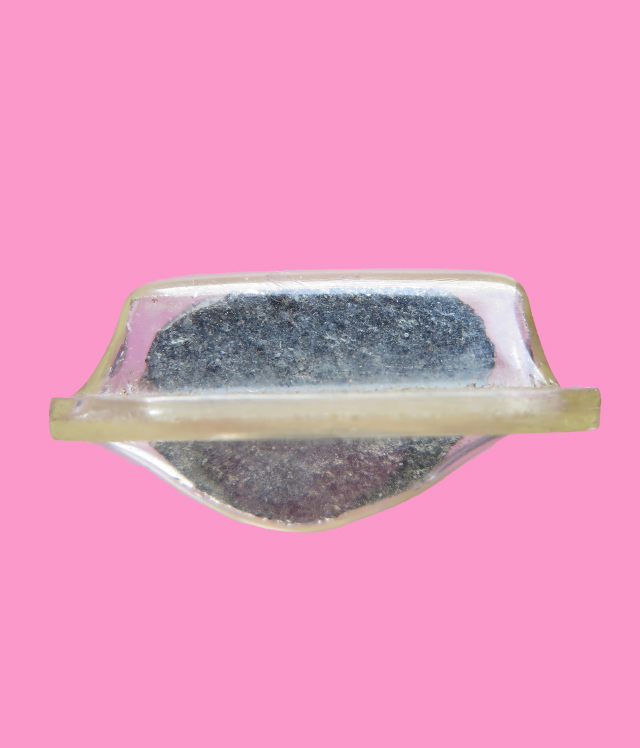 พระปิดตา เนื้อดำ เลี่ยมเก่า