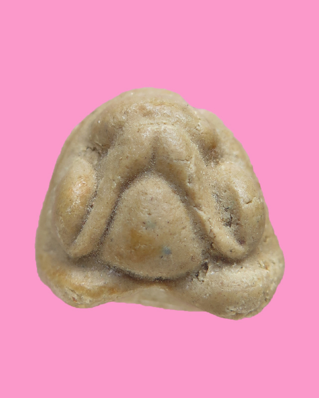 พระปิดตา พิมพ์เหมือนกบ เนื้อผงน้ำมันจัดๆ