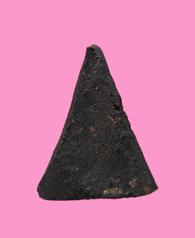 สมเด็จหน้าจั่ว เนื้อผงคลุกรักชานหมาก