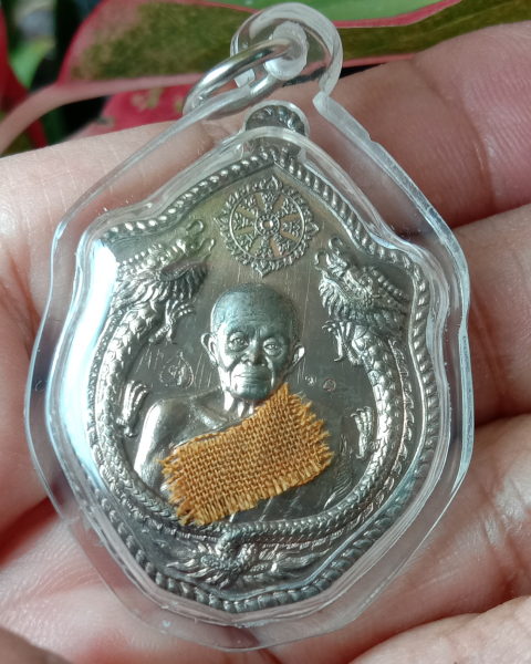 มังกรคู่สมปารถนา"หลวงพ่อคูณ"เนื้อนวะติดจีวรเลข๑๐ เลี่ยมพร้อมใช้