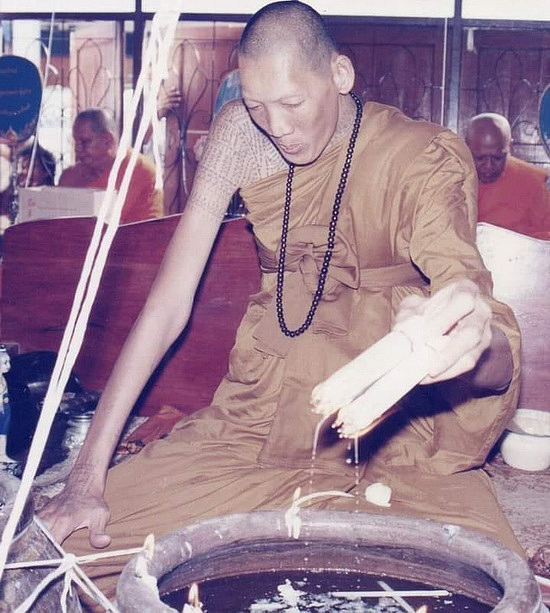 พระผงรูปเหมือน หลวงพ่อสูง วัดหนองผักชี กรุงเทพฯ ปี2538 ฝังตะกรุดทองคำด้านหน้า