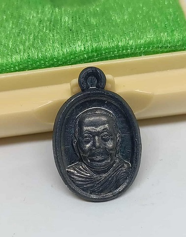 เหรียญเม็ดแตงรุ่นแรก หลวงพ่อจรัญ วัดอัมพวัน สิงห์บุรี ปี 2553 เนื้อเงิน