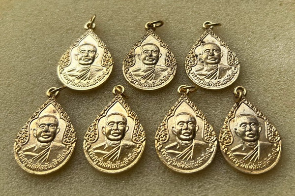 เหรียญหลวงพ่อสำเนียง วัดคอลาด อ.บางบ่อ สมุทรปราการ พระราชทานเพลิง ปี 2536 รวม 7 เหรียญ