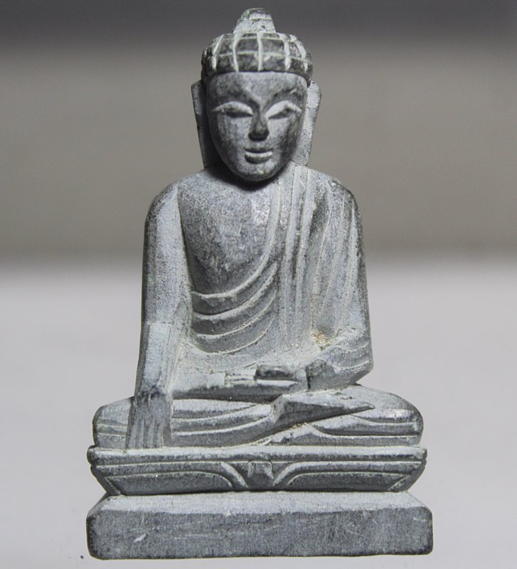 A830 พระพุทธ เนื้อหินแกะ ครูบาบุญชุ่ม ปี 2535  ขนาด 2.5*3.8 เซนติเมตร  สภาพสวยๆ
