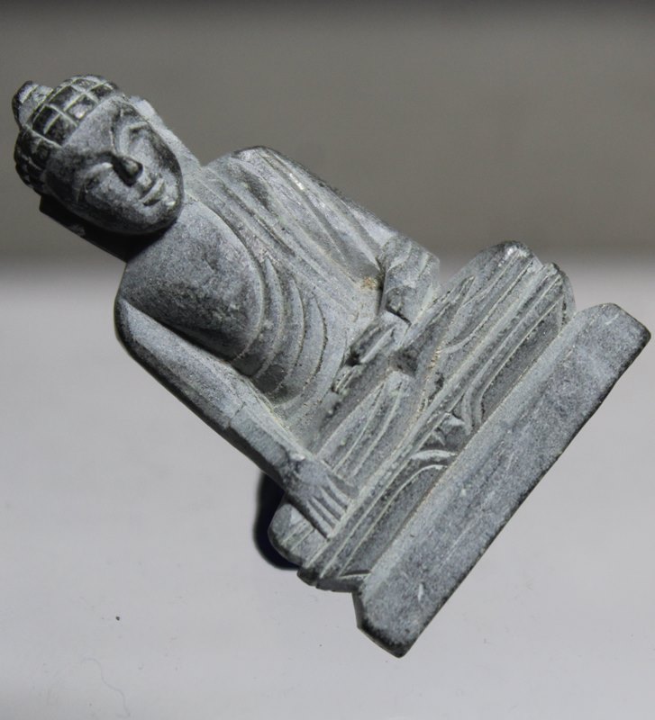 A830 พระพุทธ เนื้อหินแกะ ครูบาบุญชุ่ม ปี 2535  ขนาด 2.5*3.8 เซนติเมตร  สภาพสวยๆ