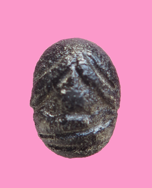 พระปิดตา เม็ดมะยม เนื้อผงคลุกรัก (สูงประมาณ 0.8 ซม.)