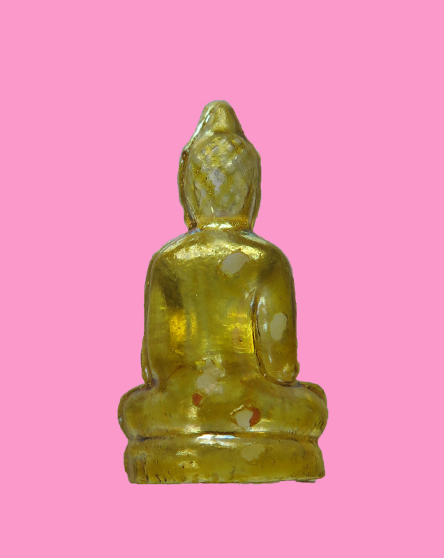 พระแก้ว ขนาดเกือบนิ้ว สีเหลืองอัมพัน