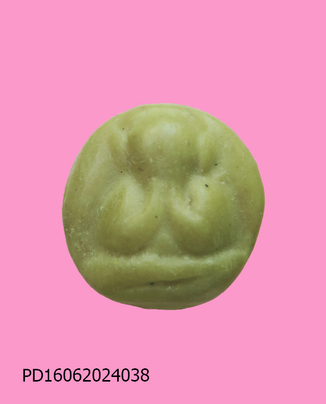 พระปิดตา หลังแบบ พิมพ์จันทร์ลอย เนื้อผงน้ำมัน