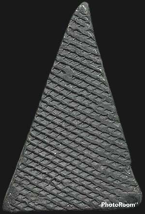 *นางพญาผงดำ หลังลายผ้า(ตะแกรง) หลวงปู่เทียม วัดกษัตราธิราชฯ อยุธยา ปี๒๕๑๙*