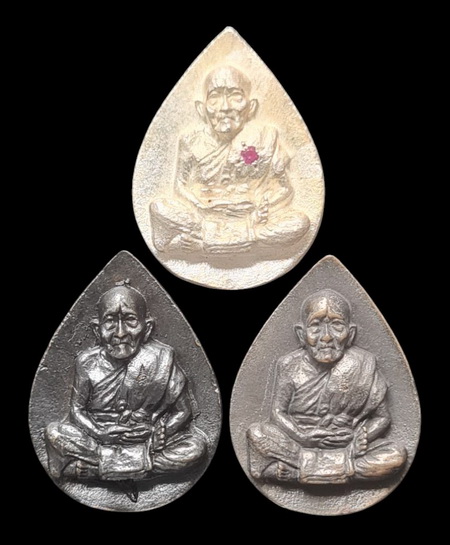 เคาะแรกแดง..หยดน้ำหล่อ ๖๕ รวม ๓ องค์ กล่องเดิม..ลป.นน สำนักสงฆ์เขาพรานธูป ประจวบคีรีขันธ์ / ส่ง ems