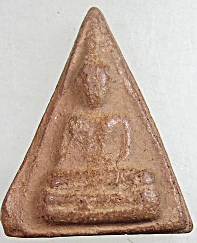 ๒๐ พระนางพญาเนื้อดิน