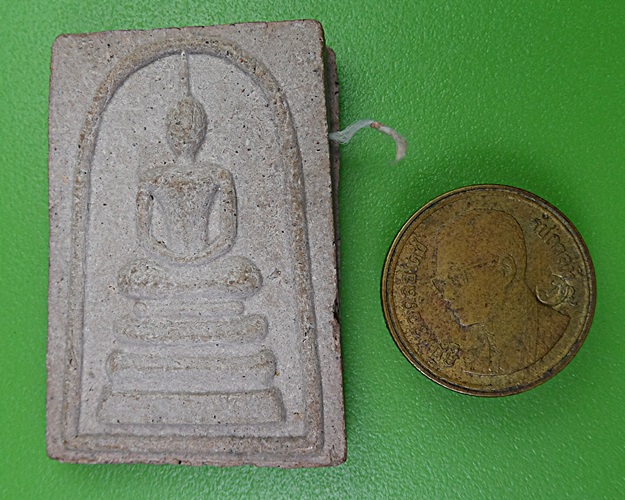 พระผงหลังรูปเหมือนหลวงพ่อเที่ยง วัดพระพุทธบาทเขากระโดง บุรีรัมย์ .2731.