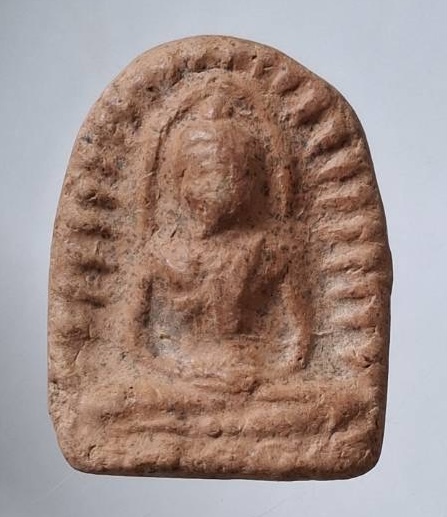 พระซุ้มกอ เนื้อดินเผา เก่าๆมีราดำกระจายๆ ไม่ทราบที่