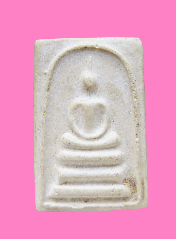 สมเด็จข้างซุ้มซ้ายมีเรามีติ่งหนึ่ง