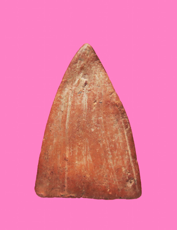 พระสรรค์นั่งไหล่ตรงข้างเม็ด สอดตะกรุด