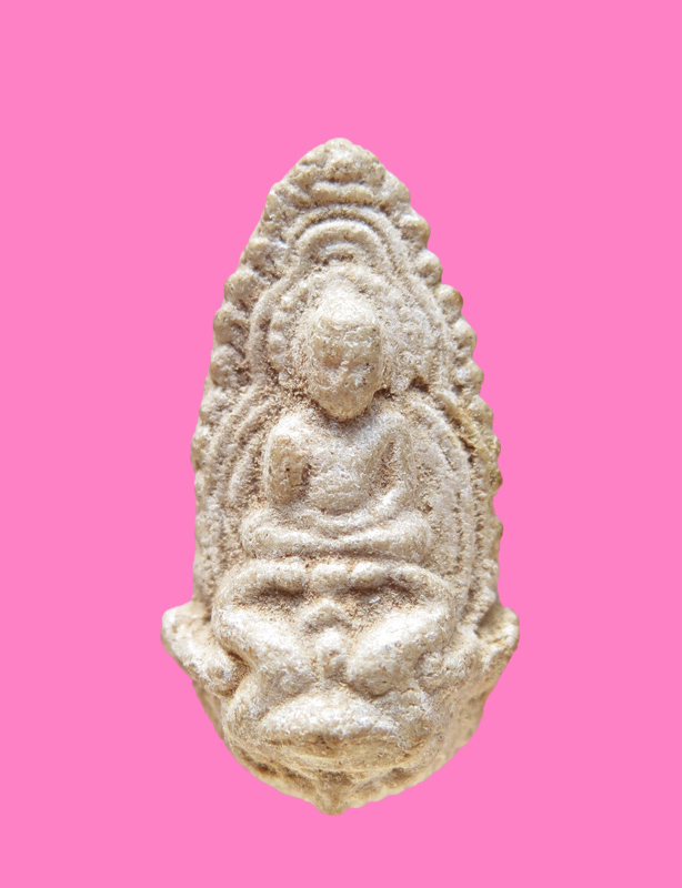 พระทราวดีประทับบน พระพนัสบดี หลังเจดีย์