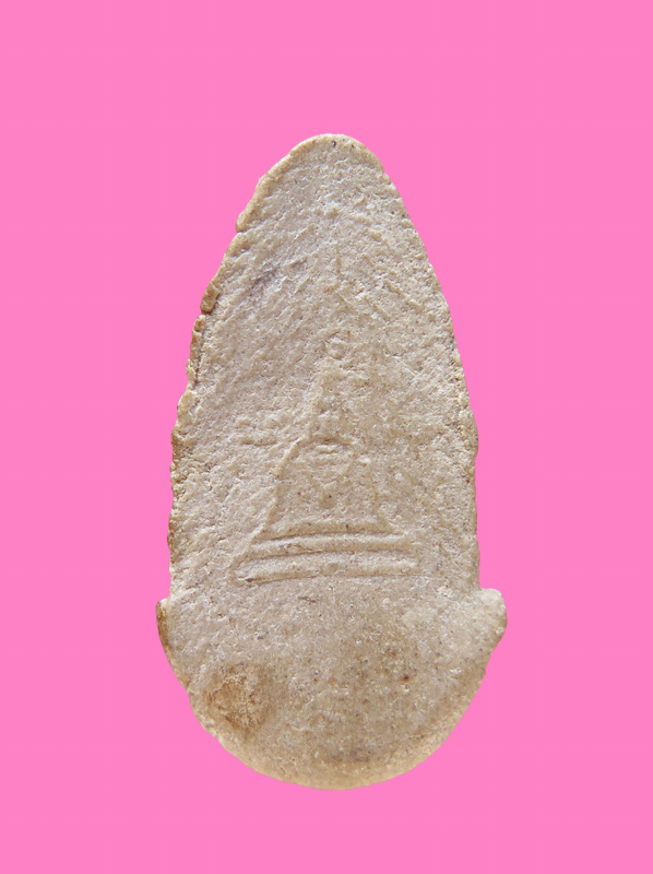 พระทราวดีประทับบน พระพนัสบดี หลังเจดีย์