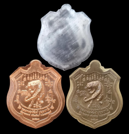 เคาะแรกแดง..พยัคฆ์เจ้าพระยา ๖๓..ไม่ตัดปีก ๓ เหรียญ..ล.พ.พัฒน์ วัดห้วยด้วน จ.นครสวรรค์ / ส่ง ems