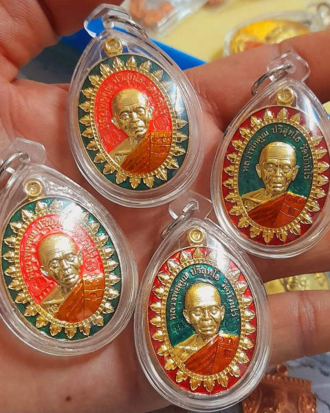 หลวงพ่อคูณ วัดบ้านไร่"คุ้มสุดๆฝาบาตรลงยา4เหรียญสวยกริ๊บ