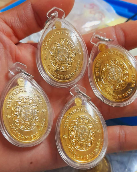 หลวงพ่อคูณ วัดบ้านไร่"คุ้มสุดๆฝาบาตรลงยา4เหรียญสวยกริ๊บ