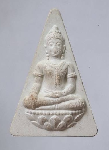พระนางพญา สก. ๖รอบ ปี2547 เนื้อผงสีขาว (หลวงพ่อรวย วัดตะโก ร่วมปลุกเสก)