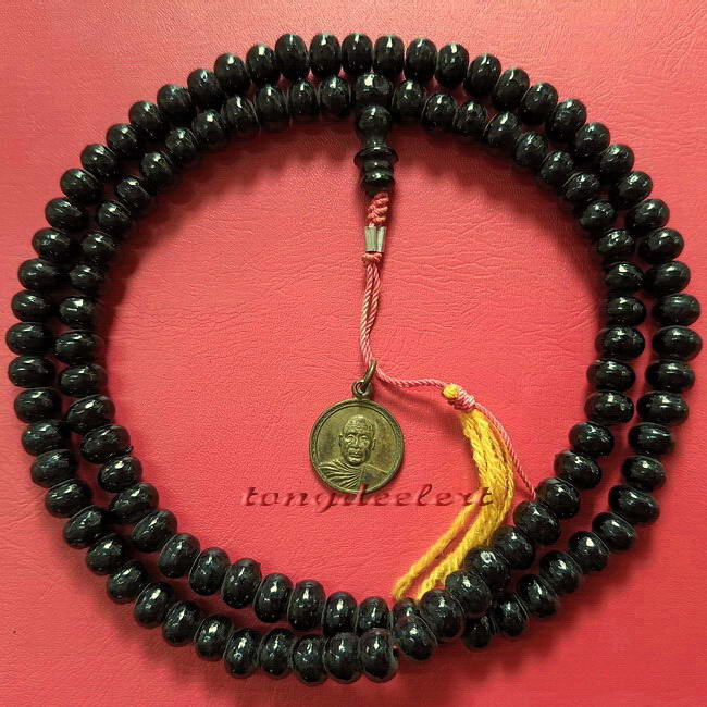 ประคำผงว่านเกสร108 รุ่นแรก หลวงพ่ออุตตมะ วัดวังก์วิเวการาม จ .กาญจนบุรี มีเหรียญห้อยปลายประคำด้วยค่ะ