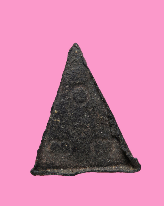 นางพญาเนื้อผงคลุกรัก หลังยันต์ 3 ตัว