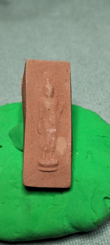  ลป.แก้ว วัดสะพานไม้แก่น พระพุทธลีลา ประทานพร เนื้อผงเก่าๆ หลัง พญานาค ผงสีแดง..ปี 57