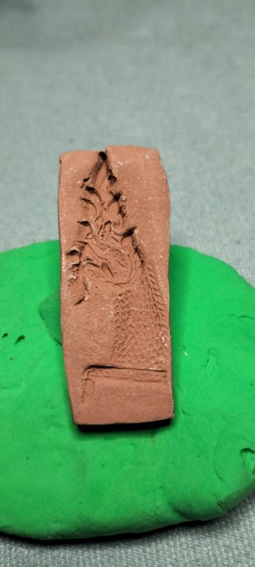  ลป.แก้ว วัดสะพานไม้แก่น พระพุทธลีลา ประทานพร เนื้อผงเก่าๆ หลัง พญานาค ผงสีแดง..ปี 57